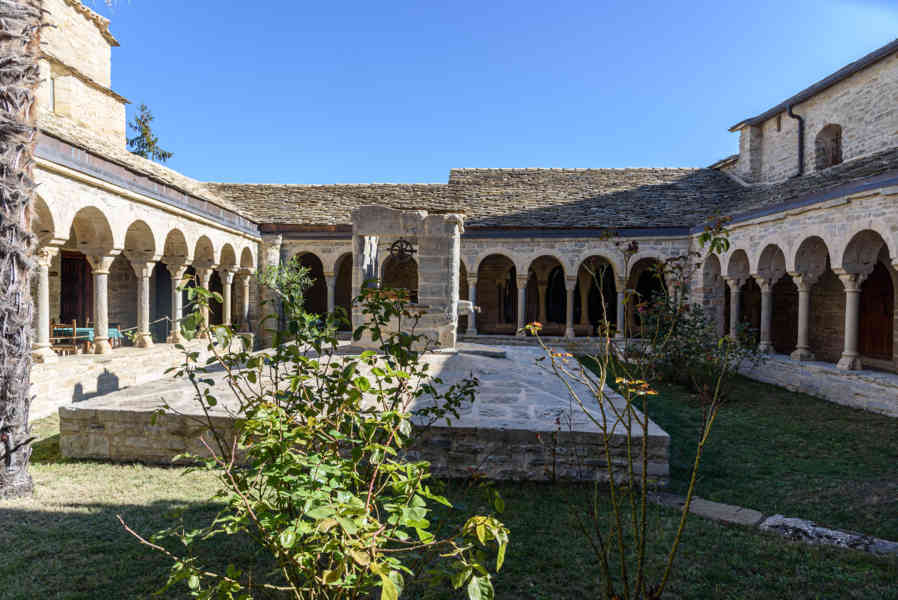 Huesca - Roda de Isábena 24 - catedral de San Vicente de Roda de Isábena - claustro.jpg